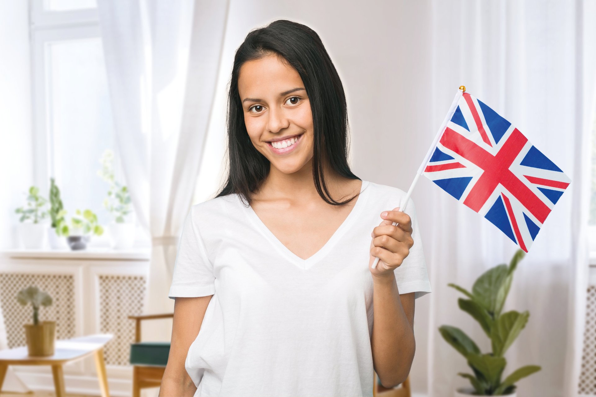 Eine Frau hat eine englische Fahne in der Hand