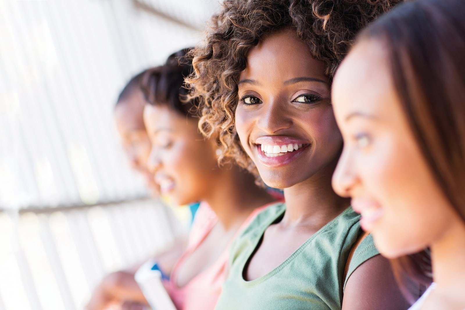 Vier Frauen im Profil