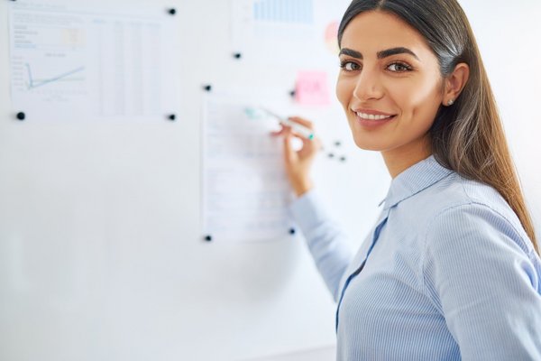 eine junge Frau schreibt auf eine Whiteboard