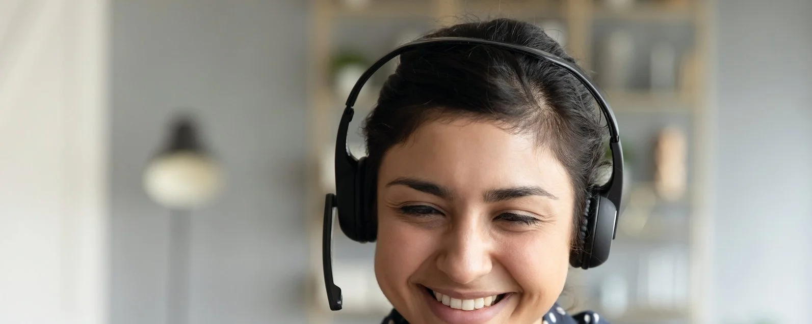 Lächelnde Frau mit Headset
