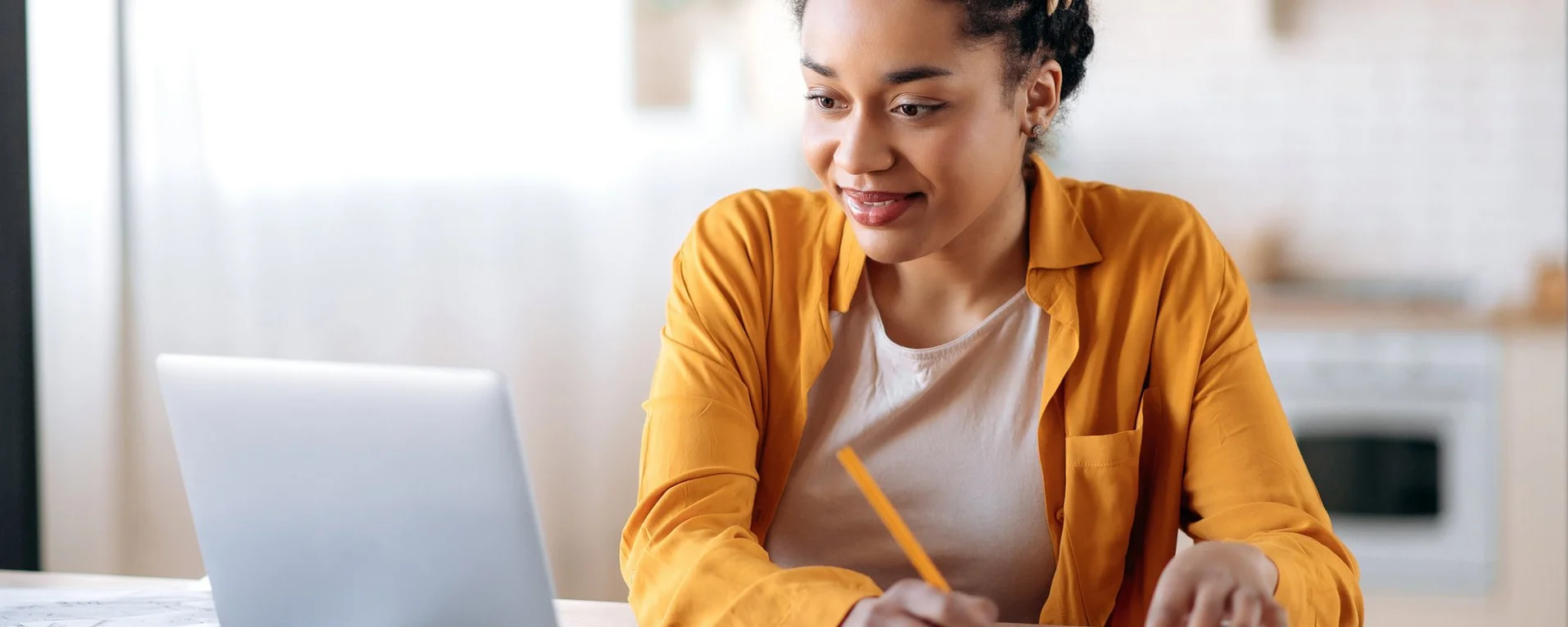 eine Frau im Online-Unterricht an einem Laptop