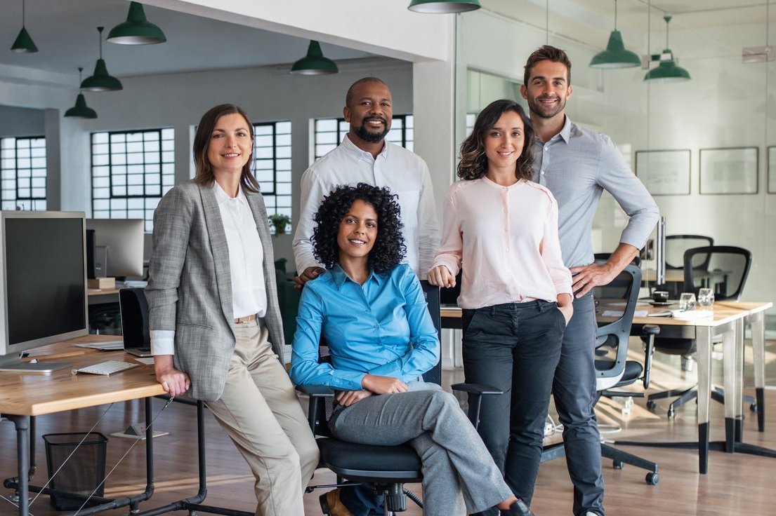 Fünf kaufmännische Angestellte in einem Büro