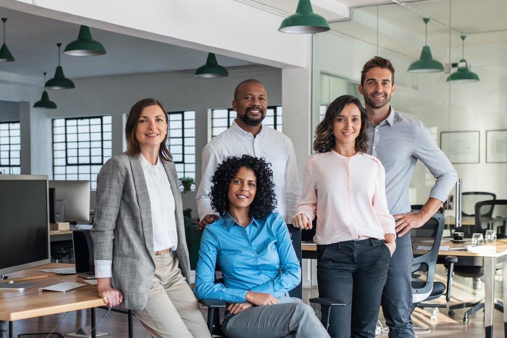 Fünf kaufmännische Angestellte in einem Büro