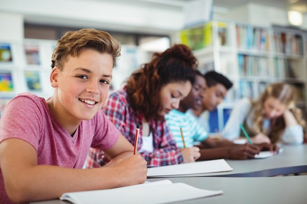 ein Junge in seiner Klasse beim Lernen