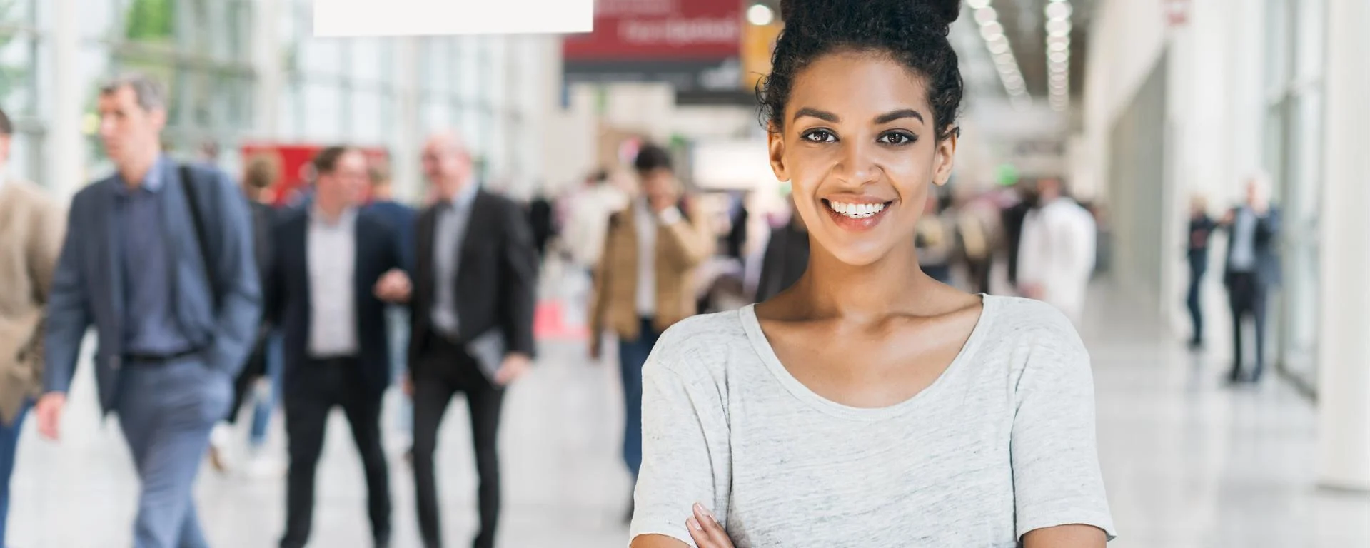 eine junge Frau in einer Messehalle