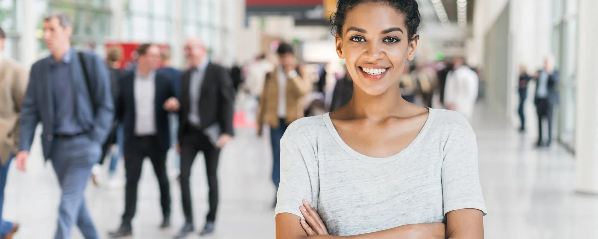 eine junge Frau in einer Messehalle