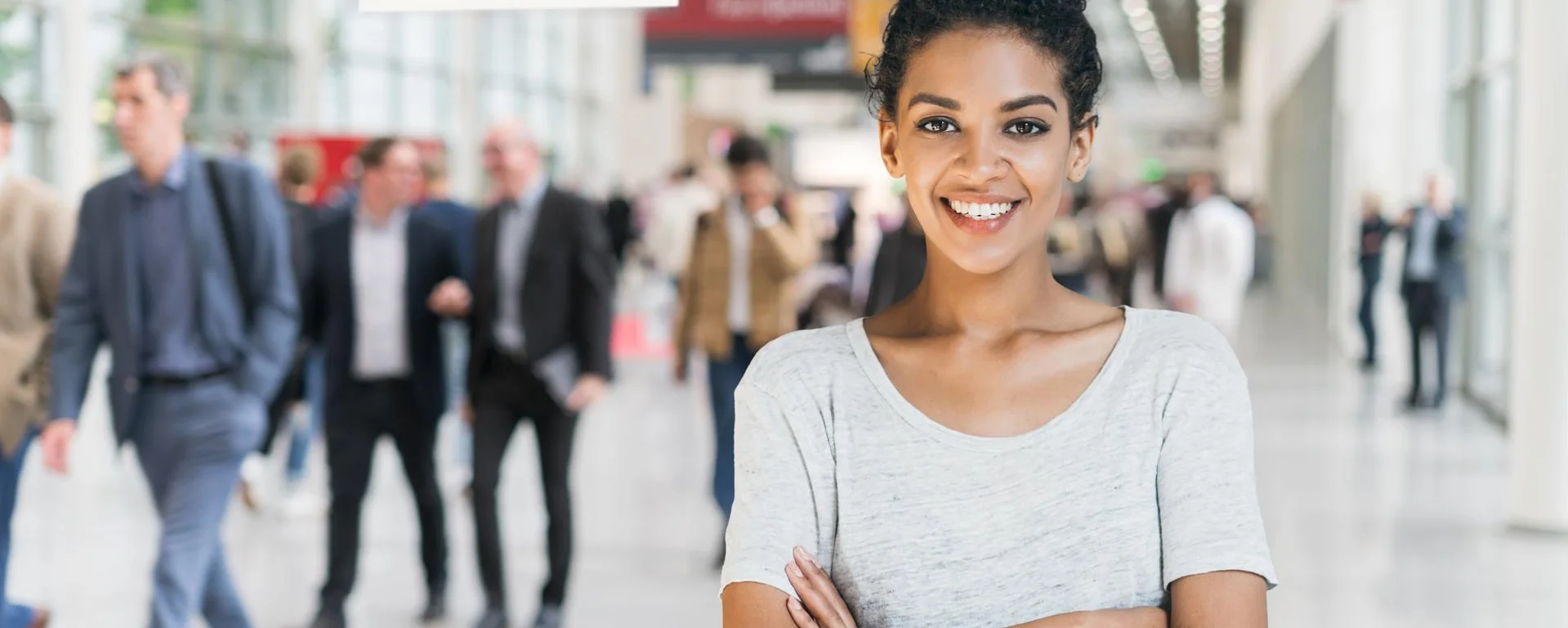 eine junge Frau in einer Messehalle
