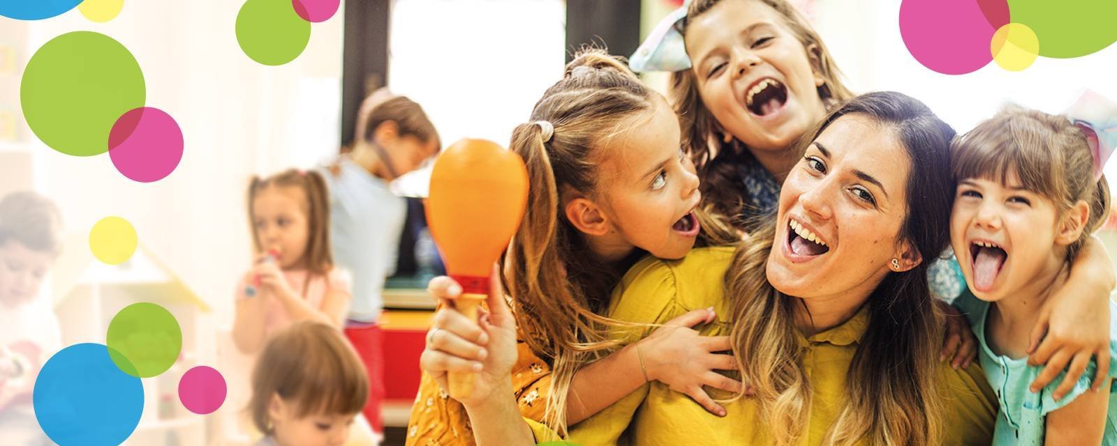 eine Erzieherin und drei Mädchen spielen gemeinsam