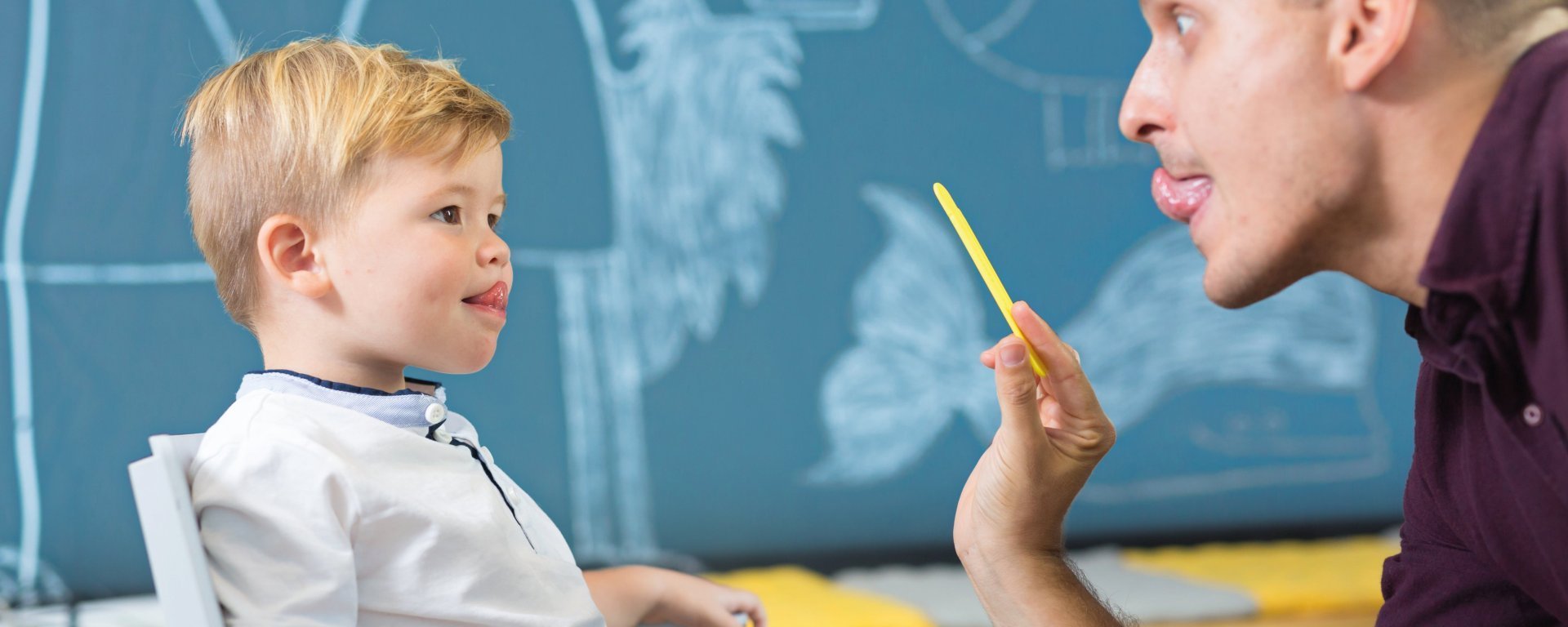 Logopäde mit Kind bei der Arbeit