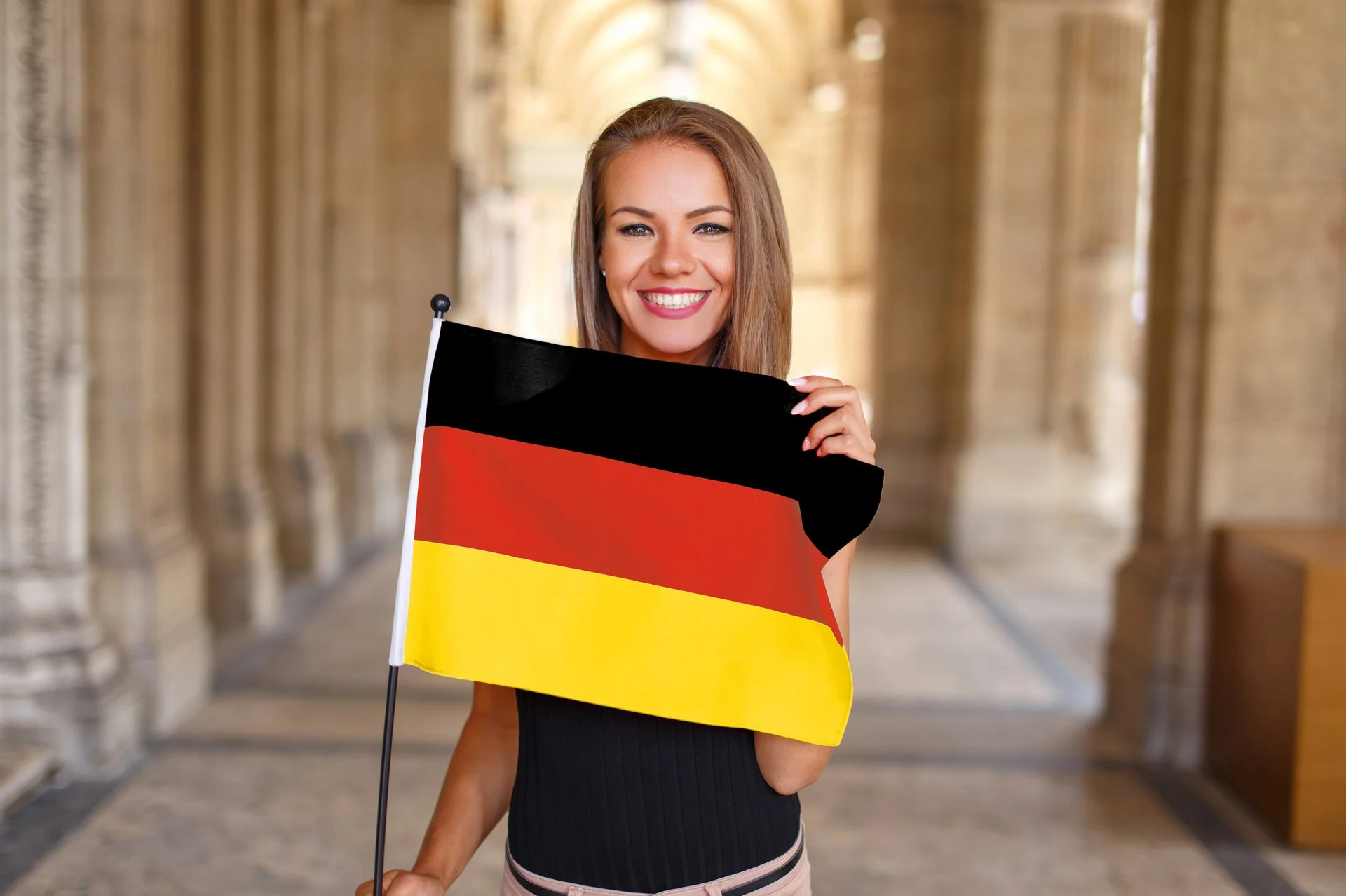 eine lächelnde Frau mit Deutschlandfahne