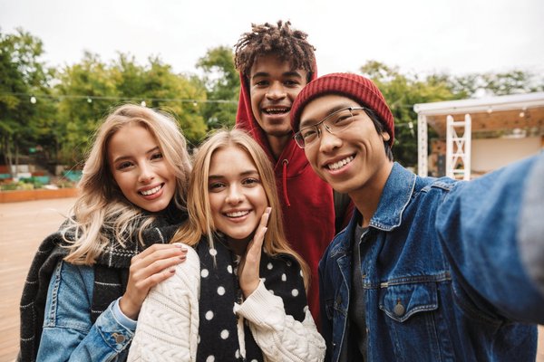 mehrere Personen machen ein Selfie