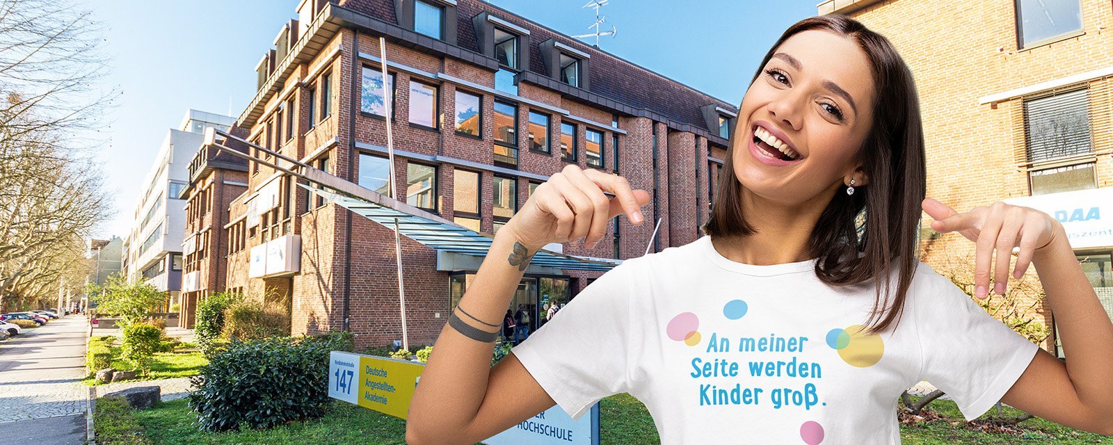 Junge Frau vor dem Schulgebäude