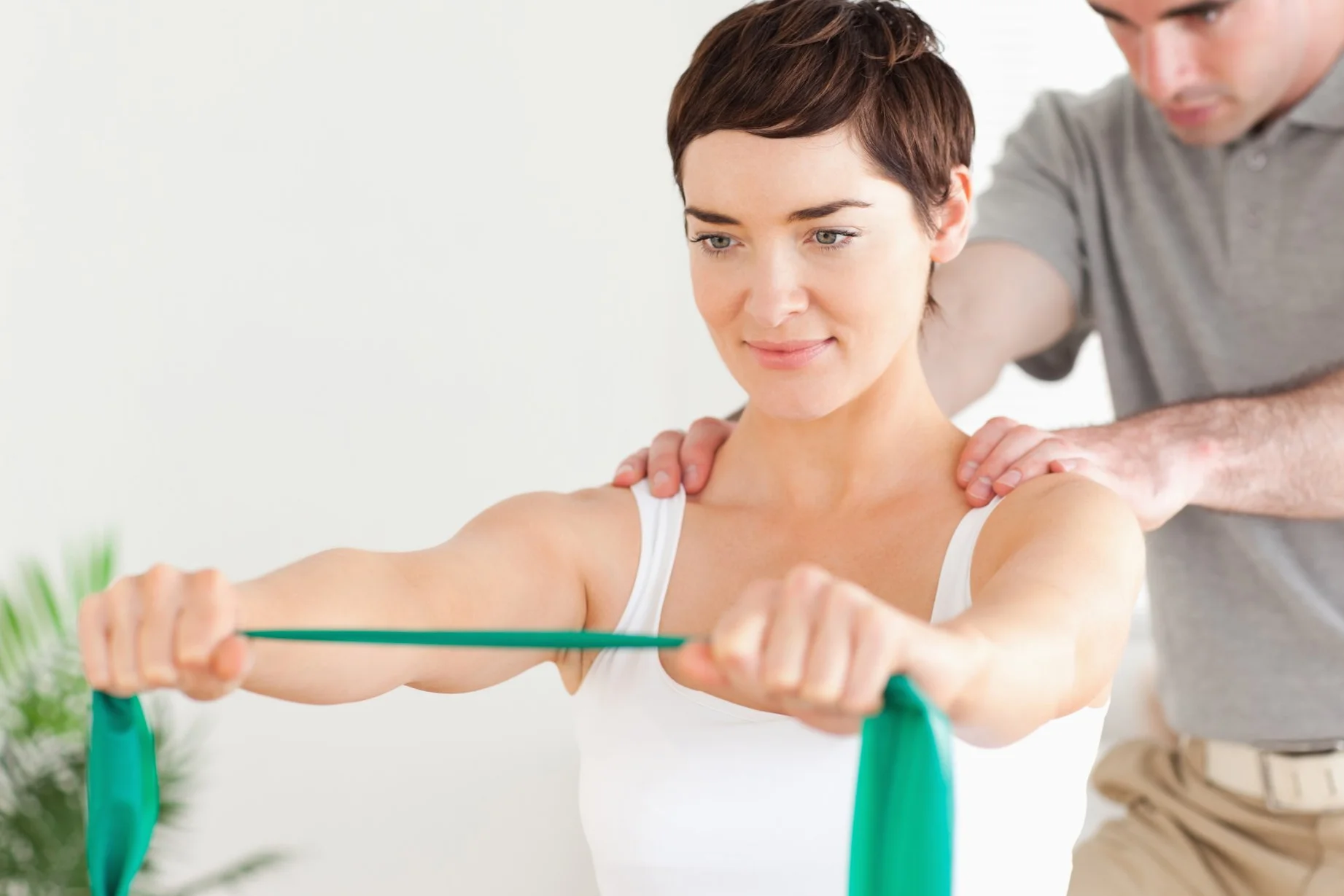 Frau mit Theraband bei der Physiotherapie