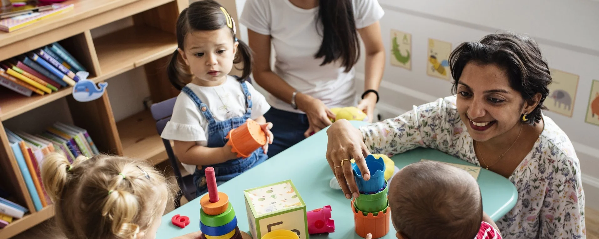 Pädagogische Fachkräfte mit Kindern